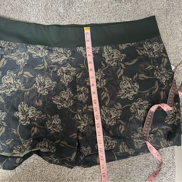 Athleta Trekkie North Printed Short in Terra Firma Olive - Picture 13 of 14